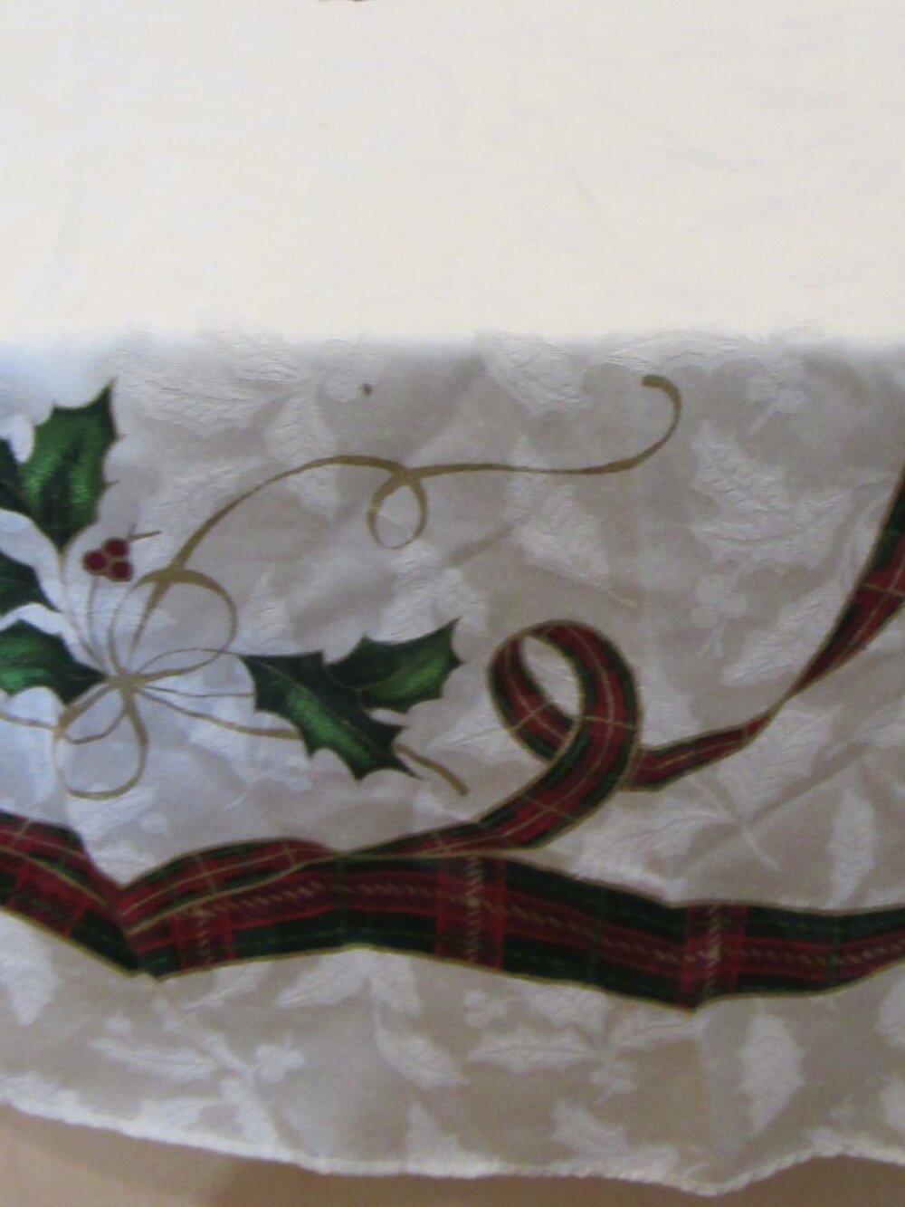 Christmas Round Table Cloth In nice shape - Picture 4 of 15